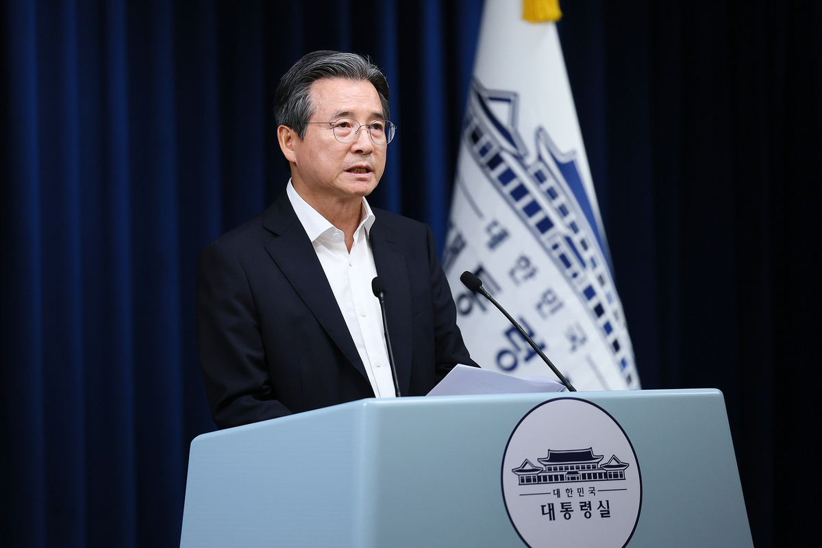 대통령실 “협상 중 언급 부적절… 수시로 보고받고 있다”