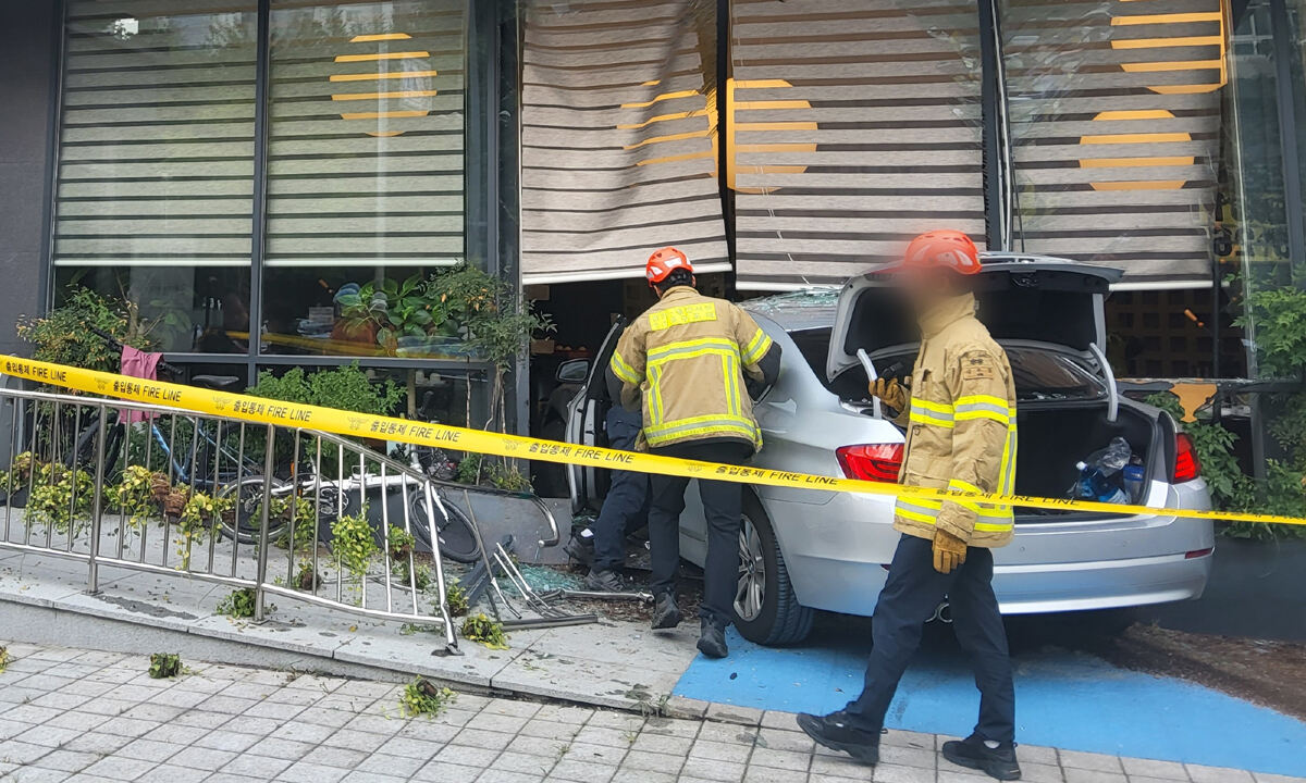 또 차량 돌진… 우려 커지는 고령 운전자 교통사고