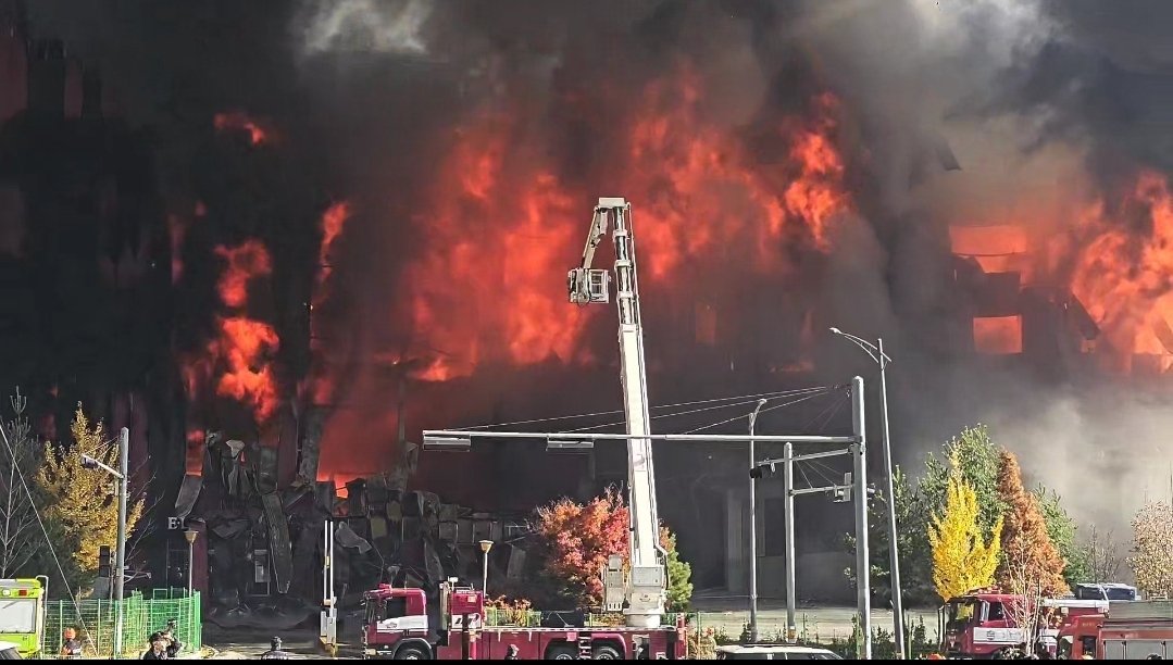 천안 이랜드패션 물류센터 큰 불…화재 진압 난항 