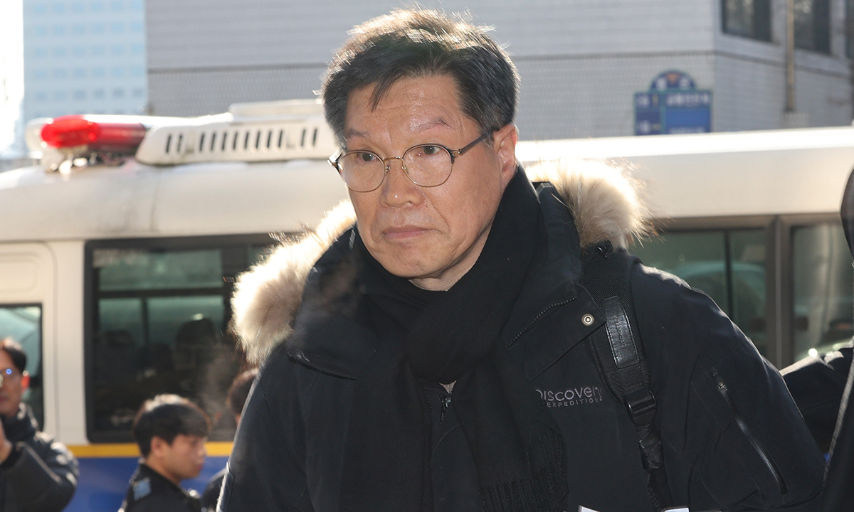 ‘李대통령 공개 비판’받은 위안부 모욕 단체 대표, 경찰 출석