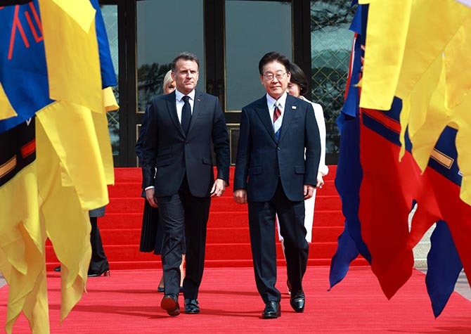 프랑스 국기 색상 넥타이 맨 李 대통령<br>靑서 마크롱 공식환영식