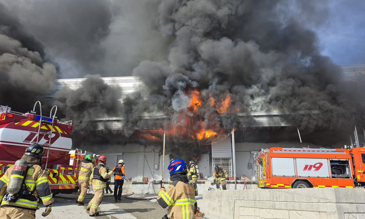 불길 뛰어든 소방관 2명, 끝내 나오지 못했다