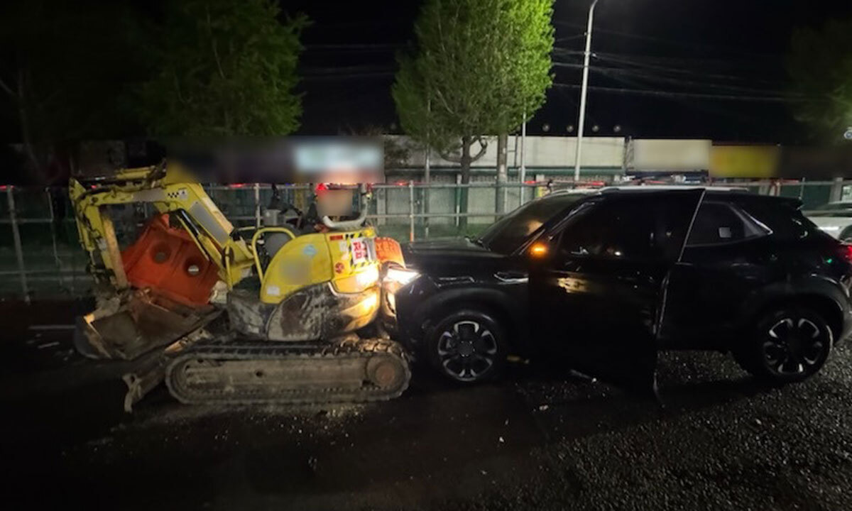 '내리세요' 경찰 치고 달아난 만취 20대… 공사장 굴착기 추돌 후 체포