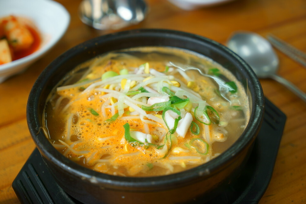 맛집 콩나물국 감칠맛의 비결?…소금 대신 새우젓 ‘한스푼’, 건강한 반전 [FOOD+]