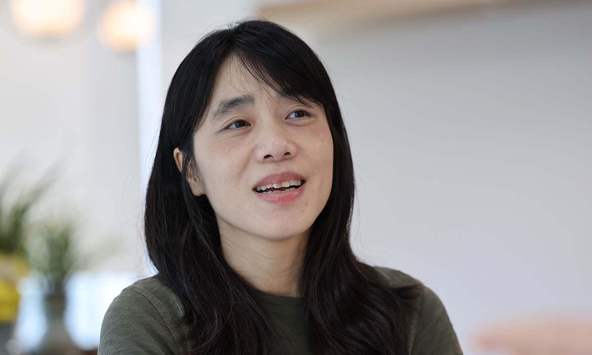 장편소설 『딸기 이론』 김숨 “지구 어딘가에선 인간이 친구가 되기 위해 인간과 비슷한 존재를 찾고 있어” [김용출의 문학삼매경]