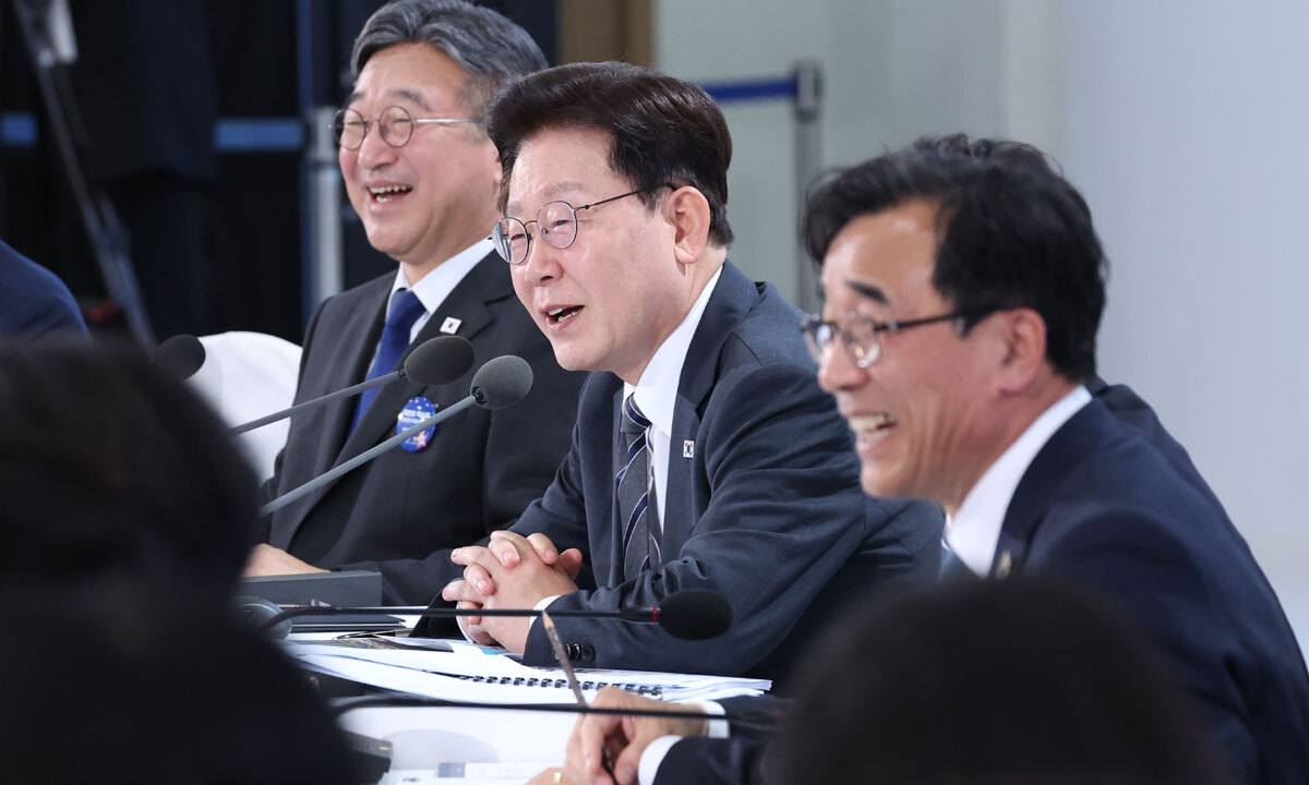 李대통령 “민원 해결 수당 만들면 어떤가…공무원에게 보상해야”