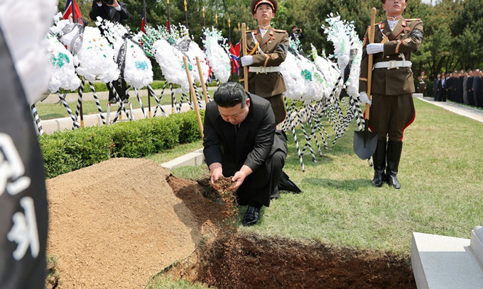 북한 개인숭배 장본인 김기남에… 김정은, 직접 흙 뿌리며 장례 예우